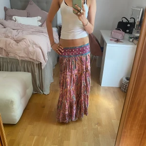 Långkjol - Jättefin rosa Långkjol!🩷Köpt i Spanien och har inga defekter☀️🌊 Den är lite kort på mig som är 167cm