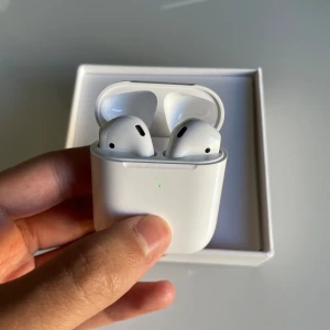 Helt nya hörlurar  - De är i bra skick snälla kontakta innan du köper för mer information 