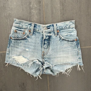 Levis jeansshorts  - Säljer nu mina fina Levisshorts i mycket bra skick då de har blivit för små. De är i storlek XS men passar även de som har XXS.