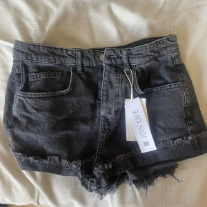 Svarta jeans shorts  - Svarta midwaist shorts från STR