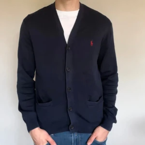 Ralph Lauren cardigan - Säljer denna schyssta cardiganen från Ralph Lauren, mkt bra skick. Storlek M, endast 399kr! 🔥hör av er vid frågor eller funderingar. 