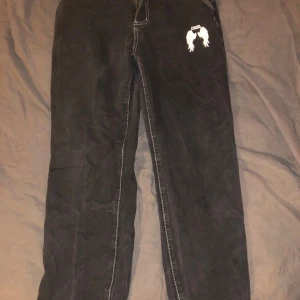 Svarta jeans  - Mycket bra skick Bra i storleken  Köpta för ca 300kr