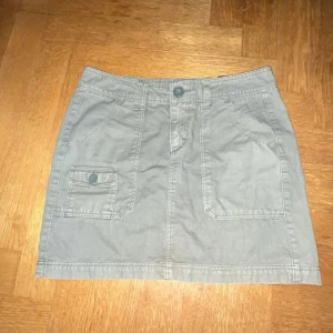 Mini skirt - Grön mini skirt, inte använd, lite mörkare grön i verkligheten med inte så stor skillnad, skriv om du har frågor