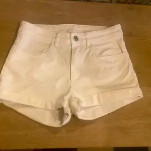 Fina vita shorts i bomull 24 cm lång 33,5 cm midjemått rakt över