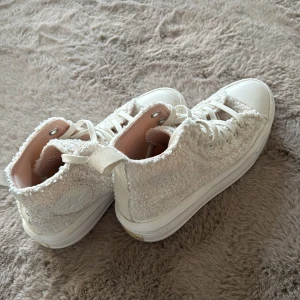 Converse - Säljer dessa Converse! Super snygga men har så mycket skor så använder inte dessa🤍