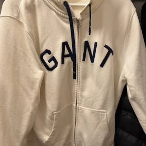 Gant Hoodie - Size M, 9/10 i skicket. Inga anmärkningar.   Snygg nu till sommaren, hänger bara o dammar i garderoben🫶🏻