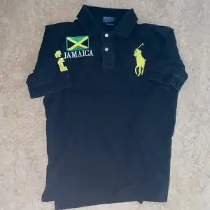 Säljer nu min Ralph lauren jamaica chief keef polo. Inte trasig på något sätt. Köpt för flertal år sedan så kanske lite sliten men inget man lägger märke till.