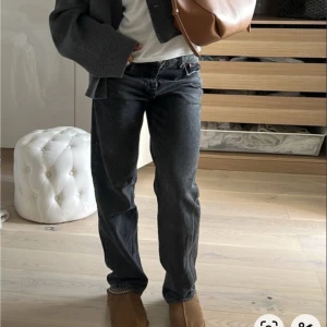 Zara jeans - Säljer mina svarta jeans från zara. Straight modell, storlek 34 o passar mig som vanligtvis har xs/s i byxor. Hör av er vid frågor💞 första bilden är lånad, andra är min egna