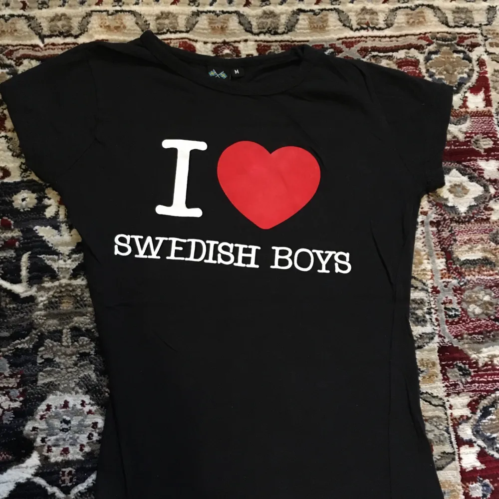 Cool T-shirt med texten ”I <3 Swedish Boys” på! Står M men passar mer XXS/XS. T-shirts.