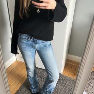 Blå jeans - Säljer dessa så snygga långa jeans som har en vintage look!🥰 köpta för cirka ett år sen så helt slutsålda. innerbensmåttet är 88 och midjemåttet rakt över midjan på jeansen är cirka 37. bra skick skriv privat om du vill köpa eller har frågor!