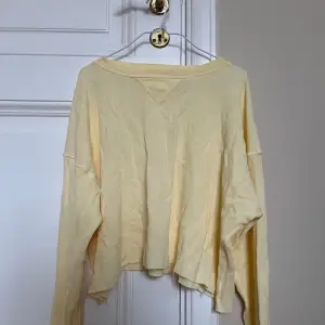 Hej! Säljer en långärmad gul tröja från Brandy Melvilles J. Galt. Jag har en likadan blå som jag älskar, tyvärr kommer inte den gula till användning. Fransig längst ner men så har det varit sedan den köptes. Skickar fler bilder vid förfrågan!🌟