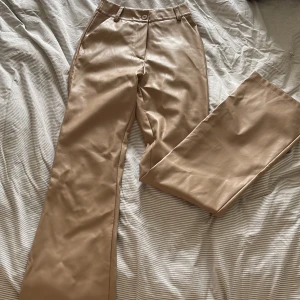 Skinnbyxor från Madlady  - Populära skinnbyxor från Madlady. Knappt använd och storlek xs. 