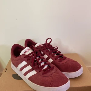 Adidas skor röda - Gazelle liknade vinröda adidas skor som är i väldigt bra skick. Storlek 43 1/3, riktigt fräscha dojjor. Skriv för fler bilder