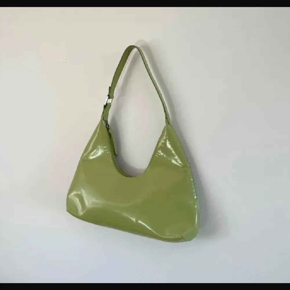 Grön väska från BY FAR i modellen Amber. Använt mycket men fortfarande i väldigt fint skick bortsett från det svarta skavmärket under.   Köptes av Sofia Bohman förra våren, första bilden lånad av henne. <3 . Väskor.