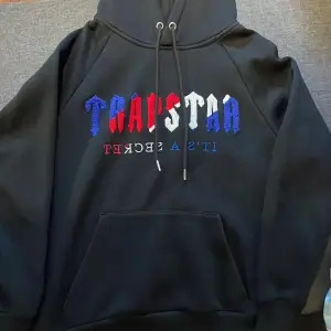 trapstar hoodie strlk s passar inte mig längre kort på armarna är själv 173 passa någon runt 160-168