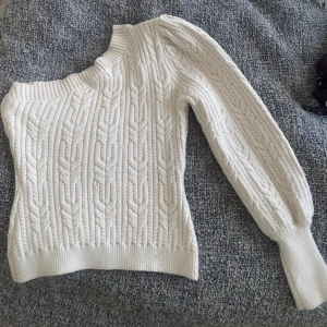 One shoulder tröja - As snygg stickad one sholder tröja från Zara💕