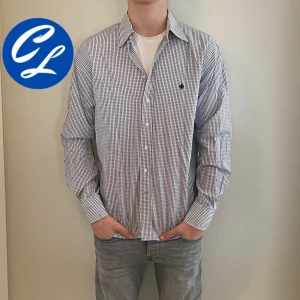 Morris Skjorta  - Tja! Nu säljer vi denna riktigt stiliga skjortan från Morris. Skjortan är i bra skick. Storlek M. Tveka inte att höra av dig vid minsta fråga eller fundering!👍