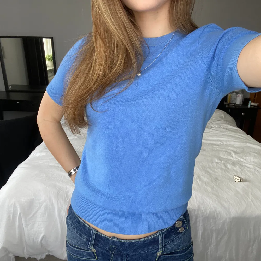 Stickad tröja från zara i en klarblå färg. Köpt för några år sedan men har blivit lite liten. Jättefin färg önskar att den gick att köpa i butiken!💗. T-shirts.