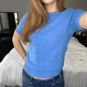 Stickad tröja från zara i en klarblå färg. Köpt för några år sedan men har blivit lite liten. Jättefin färg önskar att den gick att köpa i butiken!💗