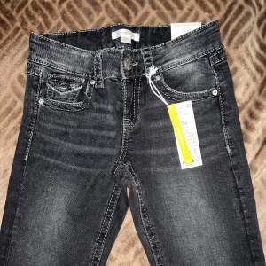Low flare jeans från Gina tricot Young, aldrig använda på grund av fel storlek så de är som nya! Pris kan diskuteras 