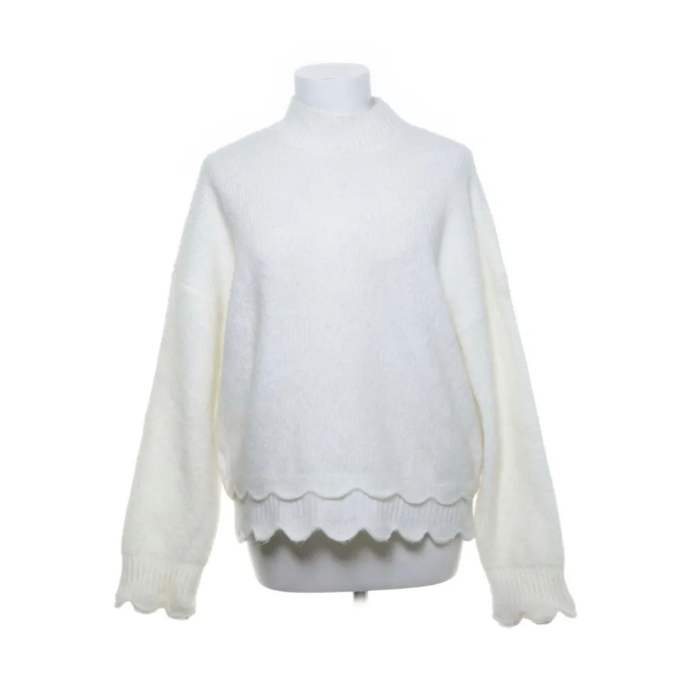 Super snygg vit stickad tröja med volanger längst ner🥰. Tröjor & Koftor.