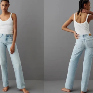 LJUSBLÅA LÅGMIDJADE JEANS - Säljer dessa superfina lågmidjade jeansen från Gina, så det inte passar mig längre💖 Jeansen är använda flitigt men har inga tydliga defekter🌟 kom privat för mer bilder🩷