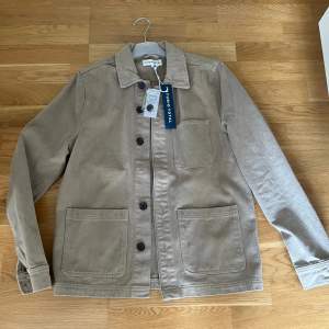 Säljer denna oanvända overshirt/Jeansjacka från studio Total. Köpte den när jag hade gips på så kunde ej testa den på. Märkte sen den var för liten på min axlar därav säljer jag. Prislapp och allt är kvar. Saknad en knapp men den är med. Nypris: 900 