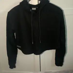 Svart hoodie, aldrig använd, storlek S , skitsnygg men aldrig använt. Sporthoodie kallas det. Säljer för 99, men köpte för 199kr