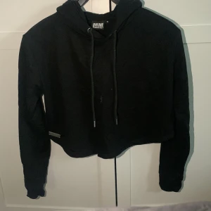 Svart hoodie  - Svart hoodie, aldrig använd, storlek S , skitsnygg men aldrig använt. Sporthoodie kallas det. Säljer för 99, men köpte för 199kr