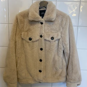 Super mysig päls jacka   - Utan några fel, knappt använd ☺️