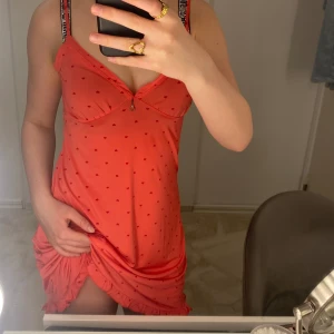 Nattklänning  - Säljer denna fina vintage nattkläningen från miss triumph. Storlek S skulle jag säga men också xs. Banden är sjusterbara. Den är mer rosa aktig i verkligheten Inga fläckar eller hål💕