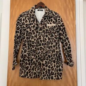 Jacka - Tunn vårjacka använda några gånger i storlek xs men oversized i modellen. 