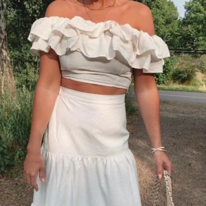 Ruffle top - Storlek M Bra skick Gina Krämvit