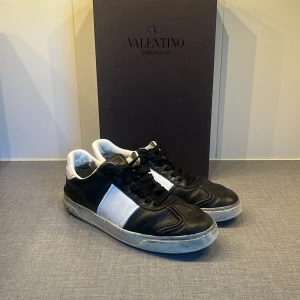 Valentino Flycrew - Valentino Flycrew - nypris 7000kr - allt og medföljer - skadad i insidan av hälen, därav priset - hör av dig vid funderingar 