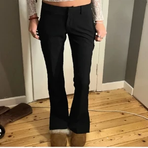 Kostymbyxor - Säljer dessa så fina lågmidjade kostymbyxorna från bikbok
