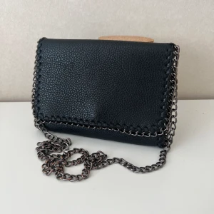 Handväska  - Handväska med långt band🖤 fint skick men kedjan är sliten