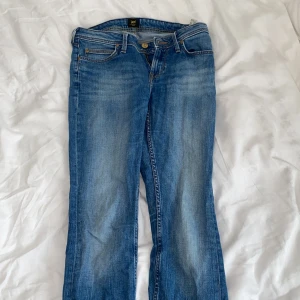 Jeans - Jeansbuxor från Lee. Litet hål vid bakfickan som sytts ihop med annat tyg.   Gratis, köparen står däremot för frakt.