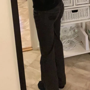 Lågmidjade bootcut jeans - Säljer dessa jeans för att de inte kommer till någon använding. De har likadana tryck på fickorna som på victoria beckham jeans. Defekt: litet hål vid innerlåret men kan enkelt fixas och det syns inte. Skriv om ni har några funderingar 💕