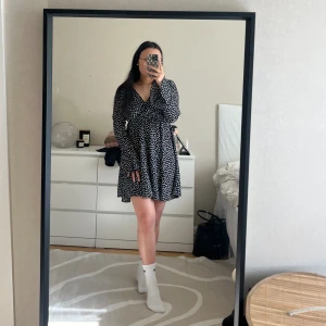 Blommig klänning - Svart klänning med vita blommor från shein🖤 mycket fint skick 