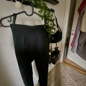 Träningsbyxor  - Ett par fina basic träningsbyxor som aldrig kom till användning då de tyvärr e lite för små för mig.🥰