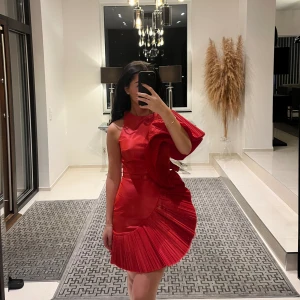 Röd klänning  - Klänning i rött. Storlek XS. Använd en gång. 