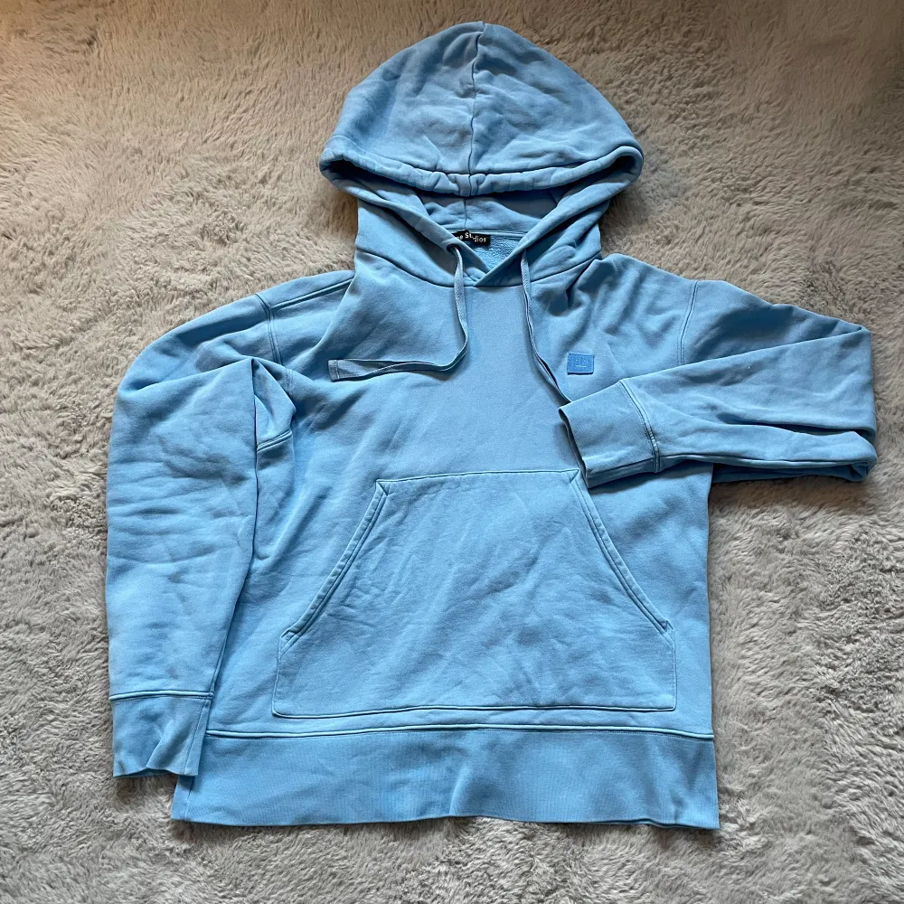 Riktigt fin hoodie från Acne Studios. Skicket är mycket bra, inga defekter. Nypris ligger runt 3000. Skriv om funderingar eller fler bilder . Hoodies.