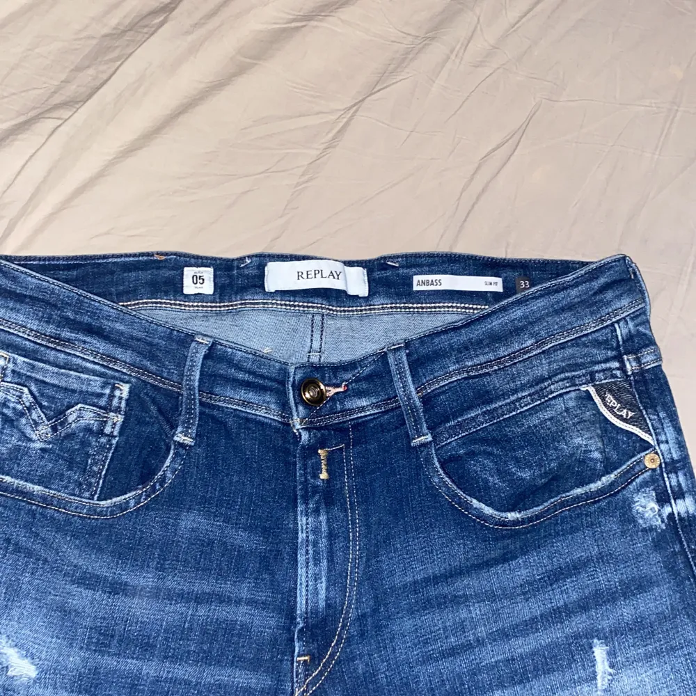 Säljer då de inte riktigt passar mig Storlek:33/32. Passform: slim fit. Använda någon enstaka gång. . Jeans & Byxor.