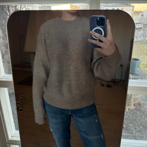 Stickad tröja - Säljer min fina beiga stickad tröja från H&M. Den har inga defekter och är i fint skick! Priset kan diskuteras och kom privat för flera frågor💗💗