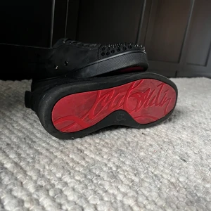 Louboutin  - Tjena, säljer nu mina loubs som är i bra skick dem är storlek 42 dustbag o box fås med för mer frågor eller bilder så skriv mvh Kevin 