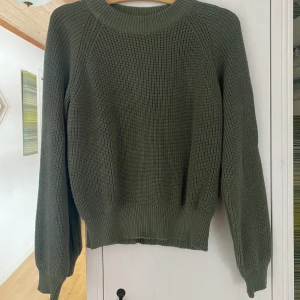 Grön stickad tröja - Fin stickad tröja i lite kortare modell. Inte använd speciellt många gånger💚