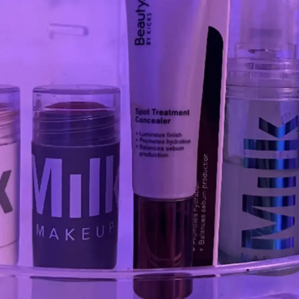 intressekoll på min blush från milk💗Fick i present men passade inte min hudtyp, fick därefter en annan blush. Är inte helt säker på om jag vill sälja så har därför en Intressekoll . Accessoarer.