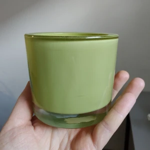 Ljus olivgrön ljushållare i Nyskick  - Handblåst glas!  Ljus khak ljushållare som även kan användas som liten kruka.   Material:  Glas  Höjd: 8cm Diameter: 8cm  Ord.pris  129:-/ st från Lagerhaus. Var tänkt att användas som dekoration på ett event. Men de kom aldrig till någon användning.