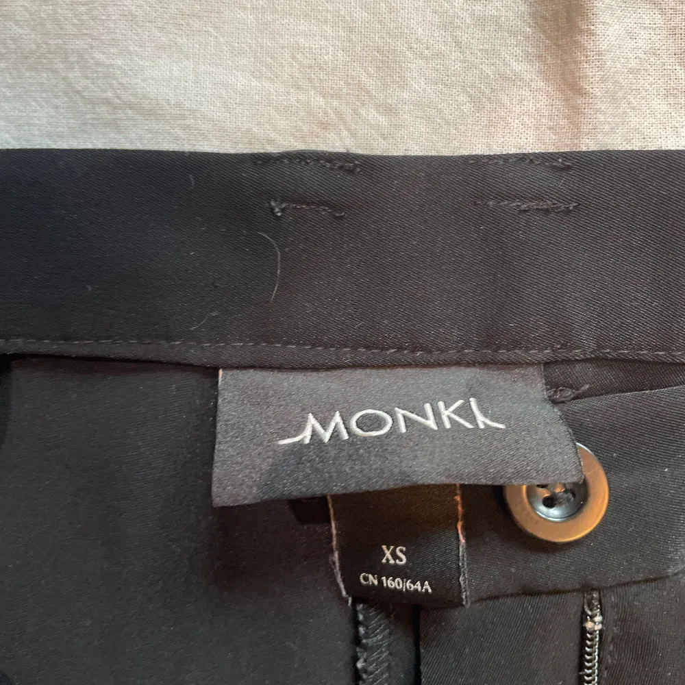 Fint skick, knappt använda kostymbyxor från Monki dekorativ ficka där bak.. Jeans & Byxor.