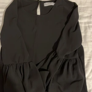 Blus - Säljer denna fina svarta blus i storlek XS. Jättebra skick. Använd fåtal gånger💖